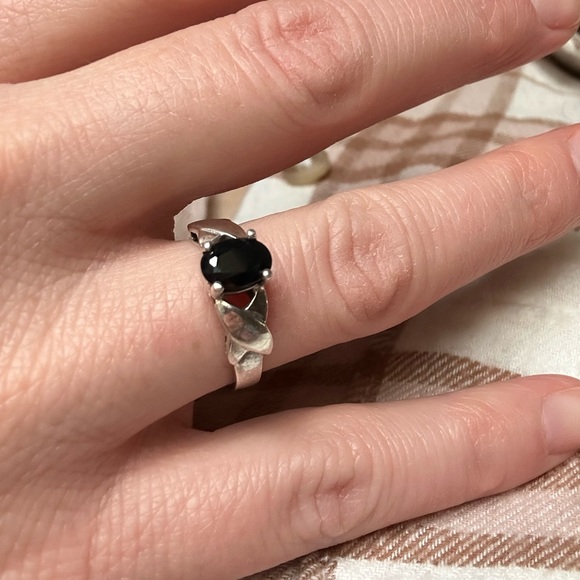 Black onyx faceted stone and silver band ring cathedral and cross design - Picture 6 of 7